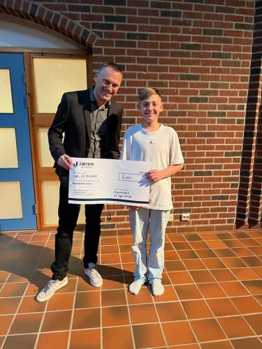 Ein representant frå Jæren Sparebank og ein elev frå elevrådet